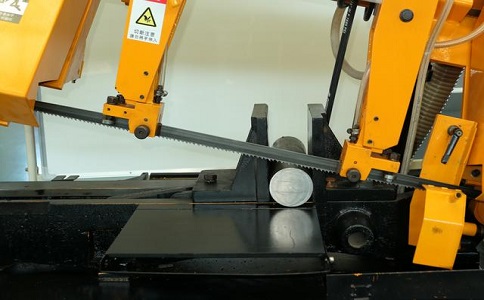 嘉鱼数控带锯床自动送料精度会出现偏差吗？