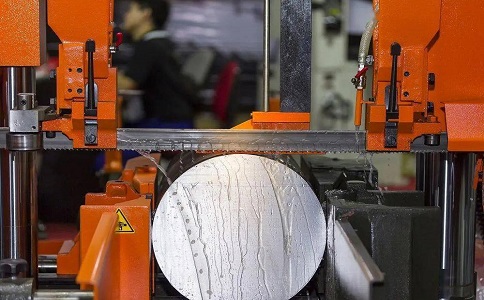 嘉鱼立式金属带锯床切削出现跑带故障解决方法！